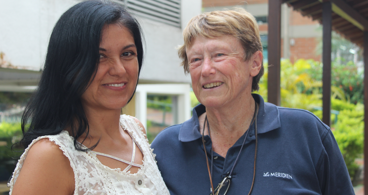La docente Marcela Serna González con la botánica canadiense Hellen Kennedy 