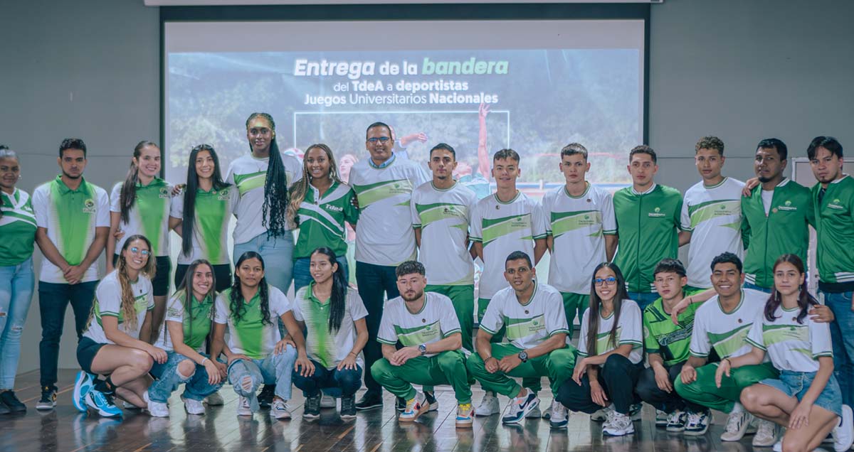 Rector entrega la bandera TdeA a nuestros deportistas