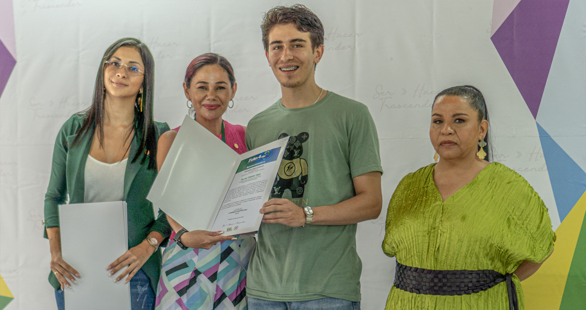 Giovany Isaza Vargas. Estudiante Lic. Literatura y Lengua Castellana. 
Primer puesto en el Concurso de Cuento Tomás Carrasquilla.