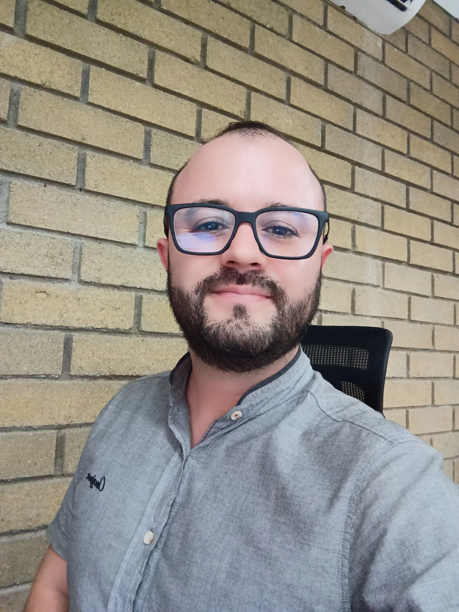 Foto del docente Johnatan Castro Gómez