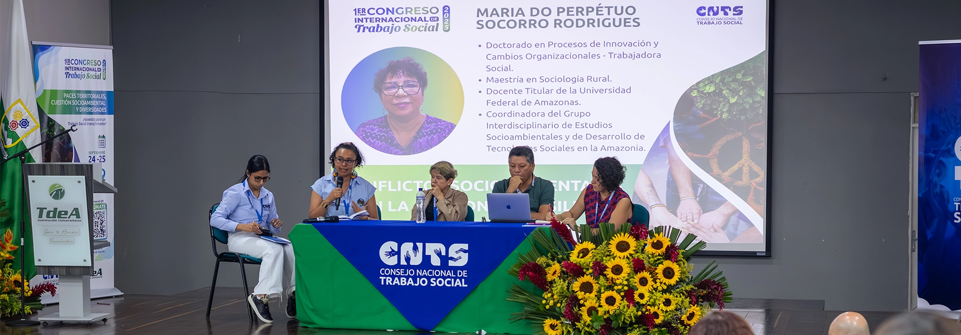 Ponentes del Primer Congreso Internacional de Trabajo Social en el auditorio del TdeA.