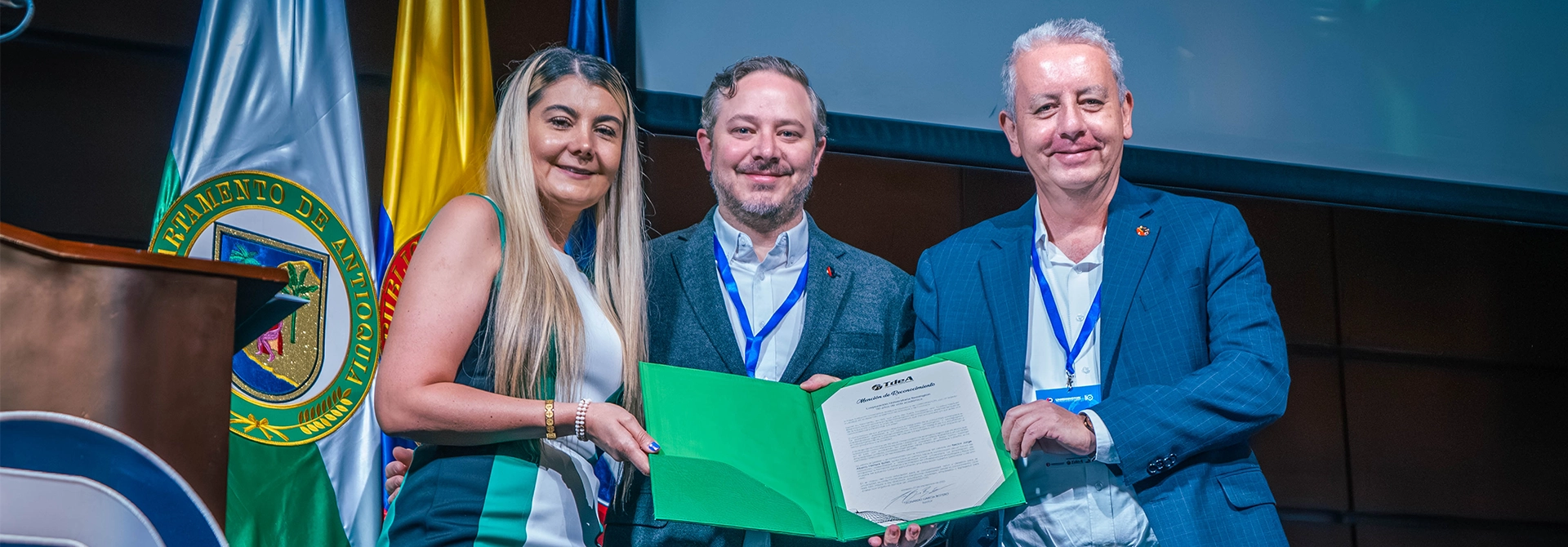 Carolina González Salazar, directora de Internacionalización, en representación del TdeA, hizo un público reconocimiento a UniRemington por sus 110 años.