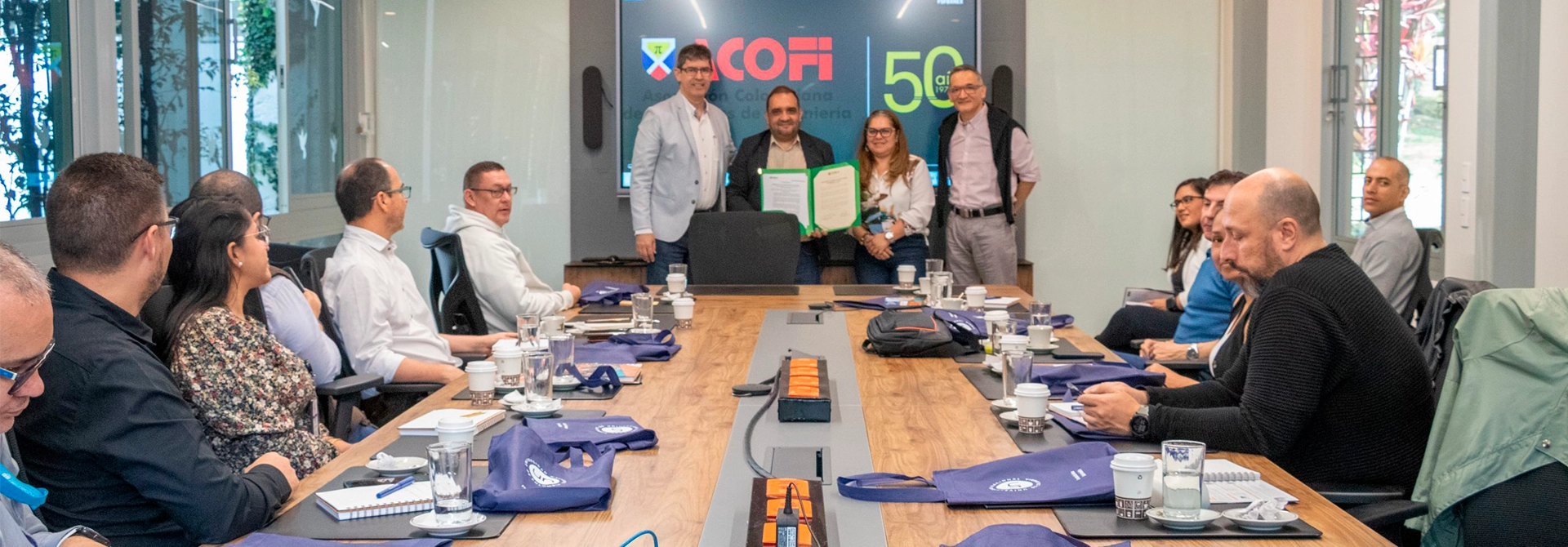 El Consejo Académico de TdeA Institución Universitaria otorgó un reconocimiento a la Asociación Colombiana de Facultades de Ingeniería —ACOFI—, al conmemorar 50 años de fundación.