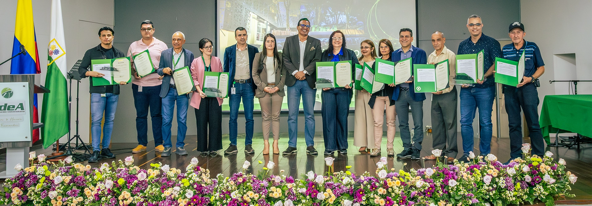 Servidores públicos y colaboradores recibieron un reconocimiento por su trayectoria.