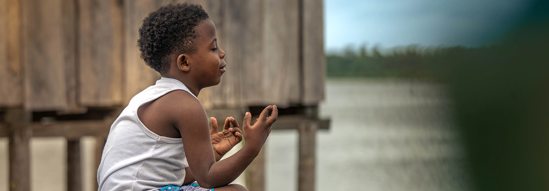 Niño de Tumaco reza al borde del río.