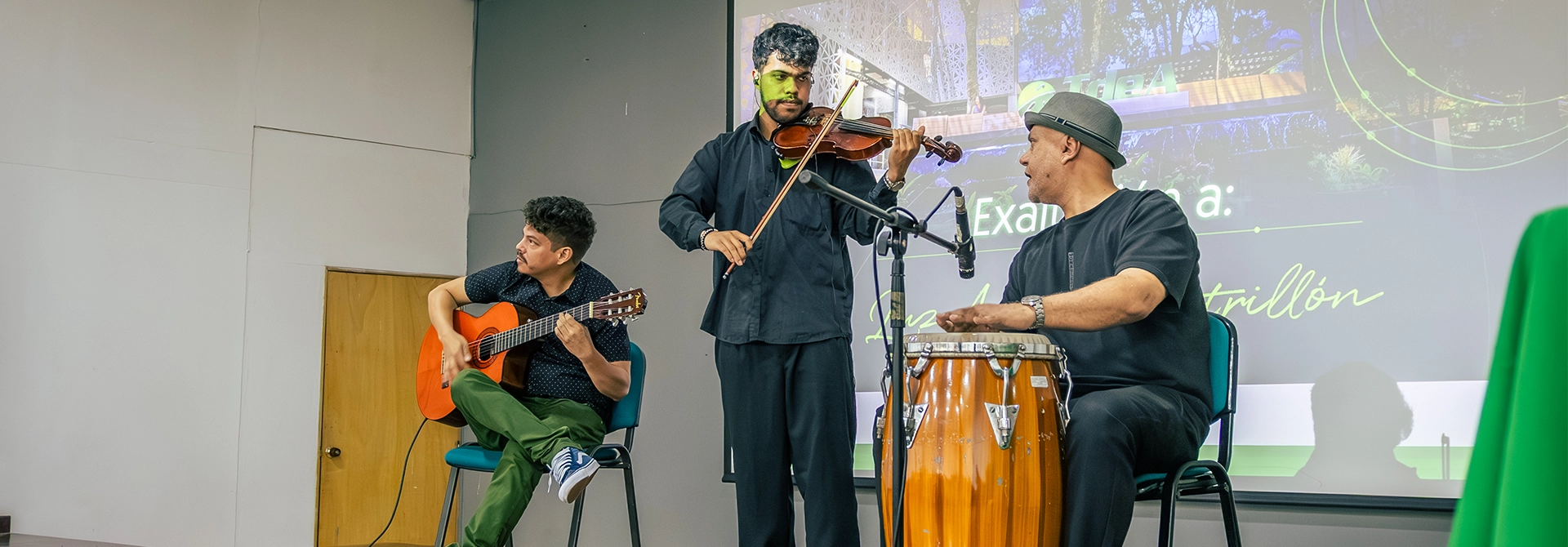 La música estuvo presente en este evento de reconocimientos a los servidores públicos y colaboradores.