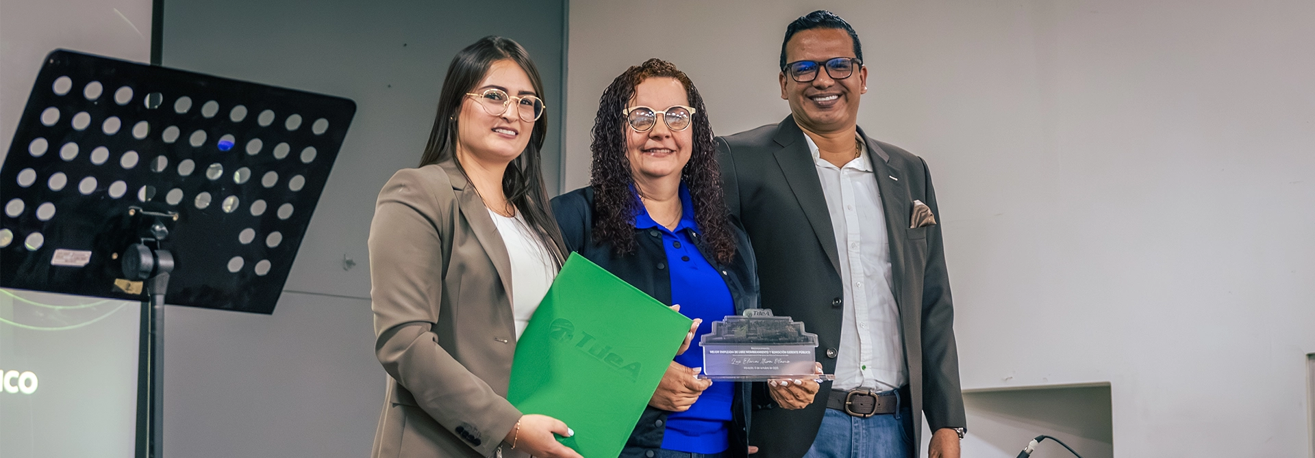 Luz Elena Mira Olano, Decana Fac. Derecho y Ciencias Forenses, fue una de las colaboradoras que recibieron reconocimiento por parte del rector Leonardo García Botero y Marcela Giraldo Giraldo, la secretaria general.