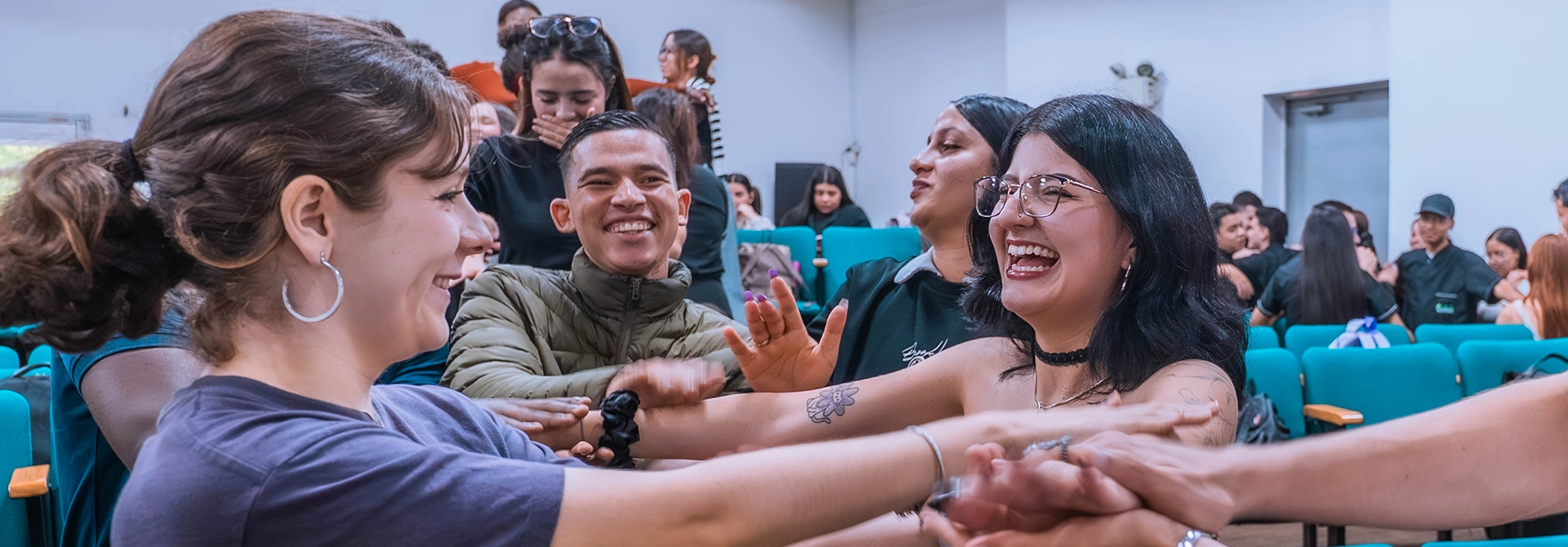Estudiantes del TdeA participan de una dinámica dentro de la ponencia.