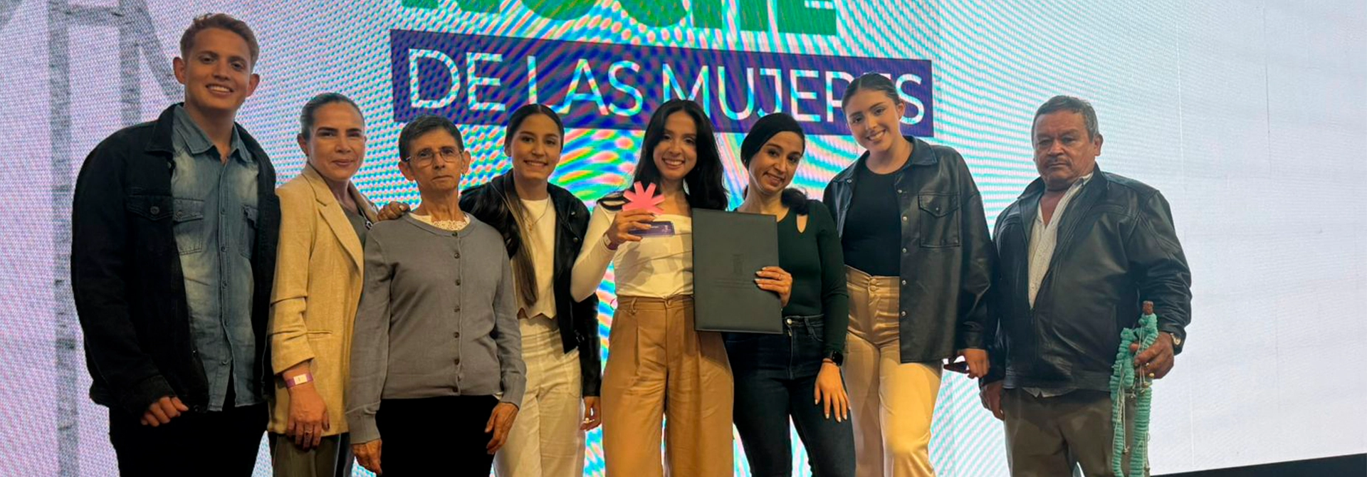 Leidy Yurany Parra Restrepo recibió el premio con toda su familia.