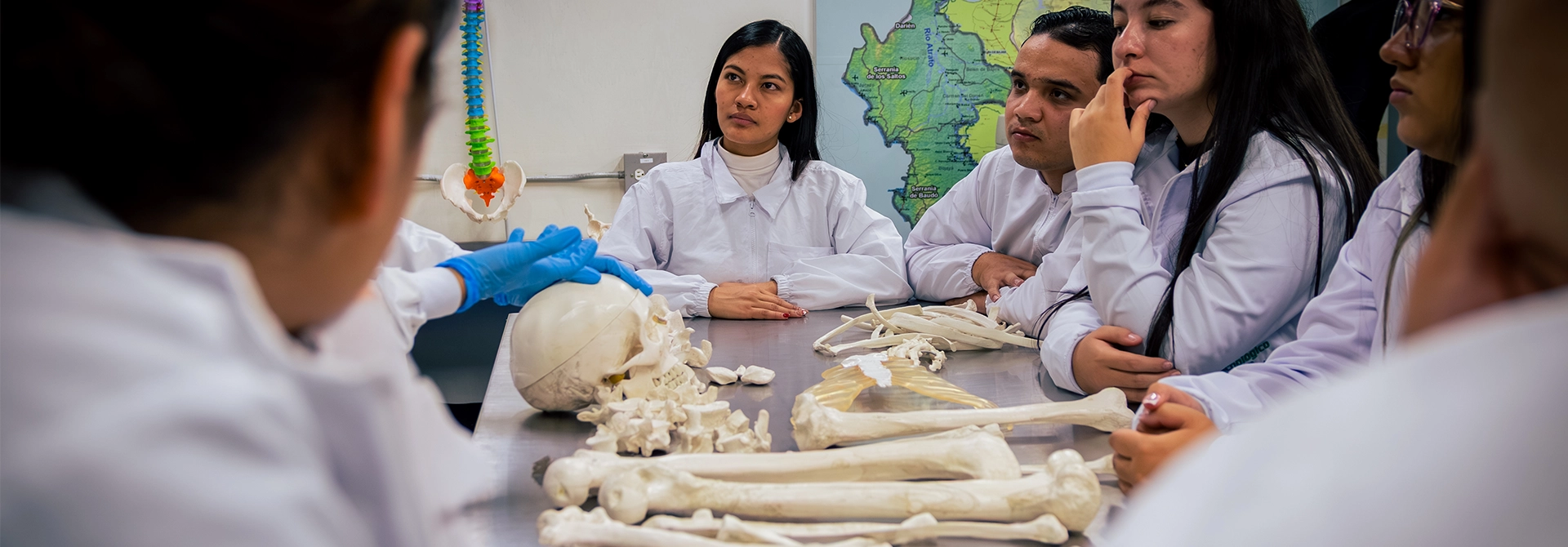 Estudiantes de Criminalística del TdeA en el laboratorio.