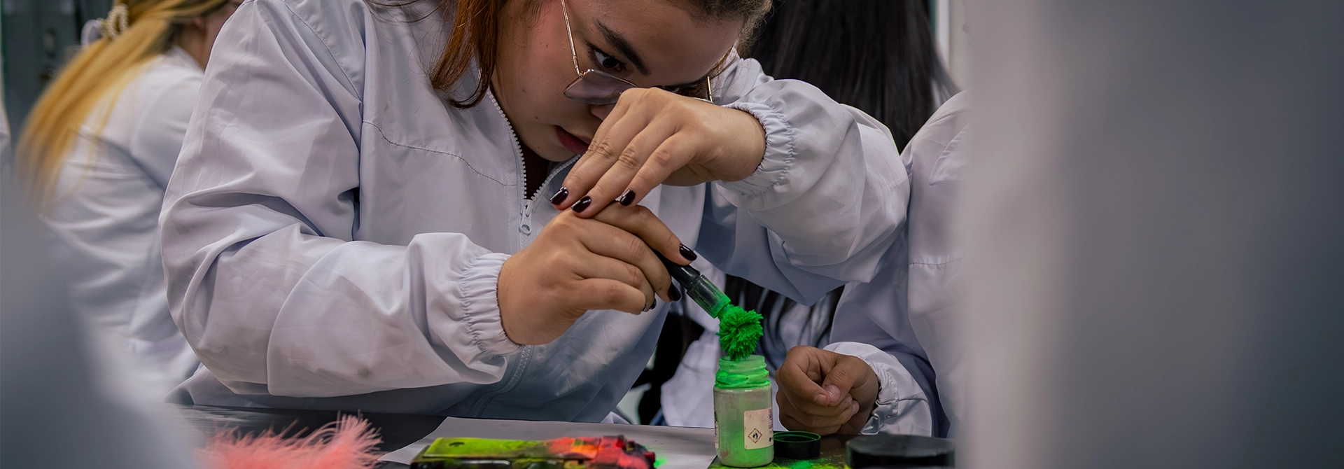 Estudiante de criminalística en el laboratorio.