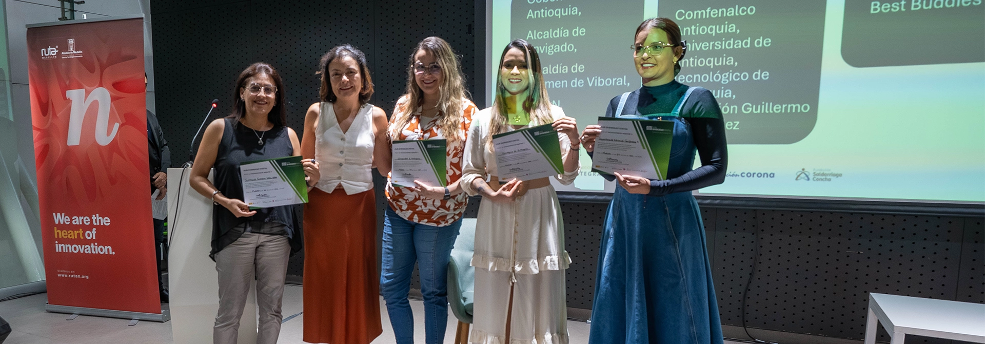 Laura Cárdenas Arciniegas, coordinadora de Pluridiversos en el TdeA, recibió el premio.