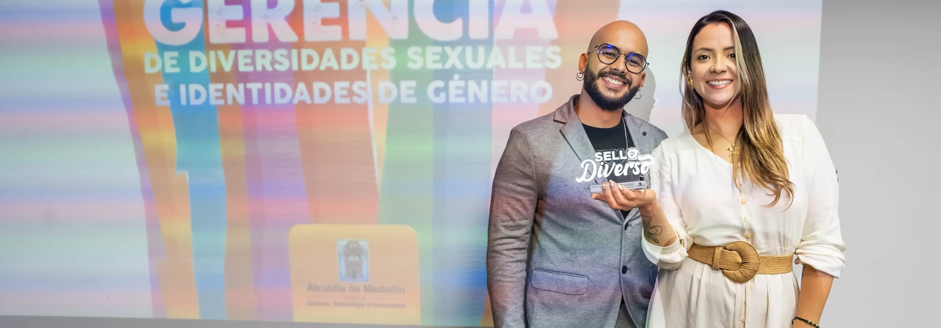 Laura Cárdenas Arciniegas, profesional líder del equipo de Educación Inclusiva e Intercultural – Pluridiversos, y Andrés Metrio recibieron el premio.