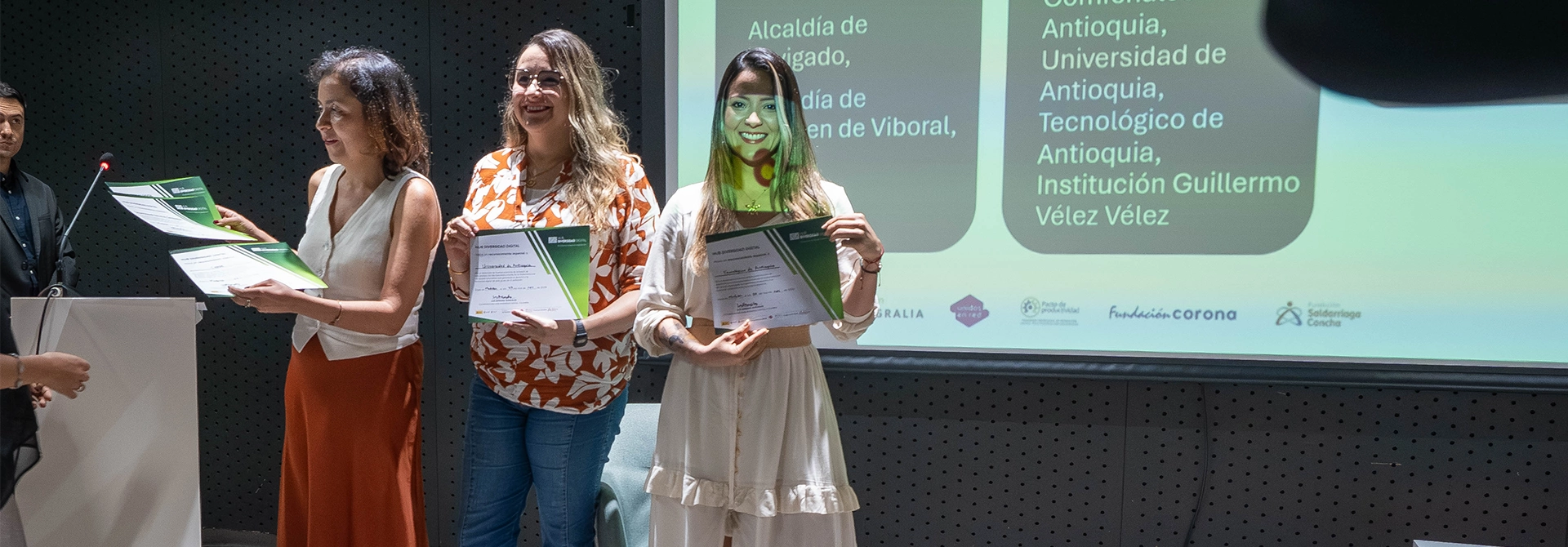 Laura Cárdenas Arciniegas, coordinadora de Pluridiversos en el TdeA, recibió el premio.