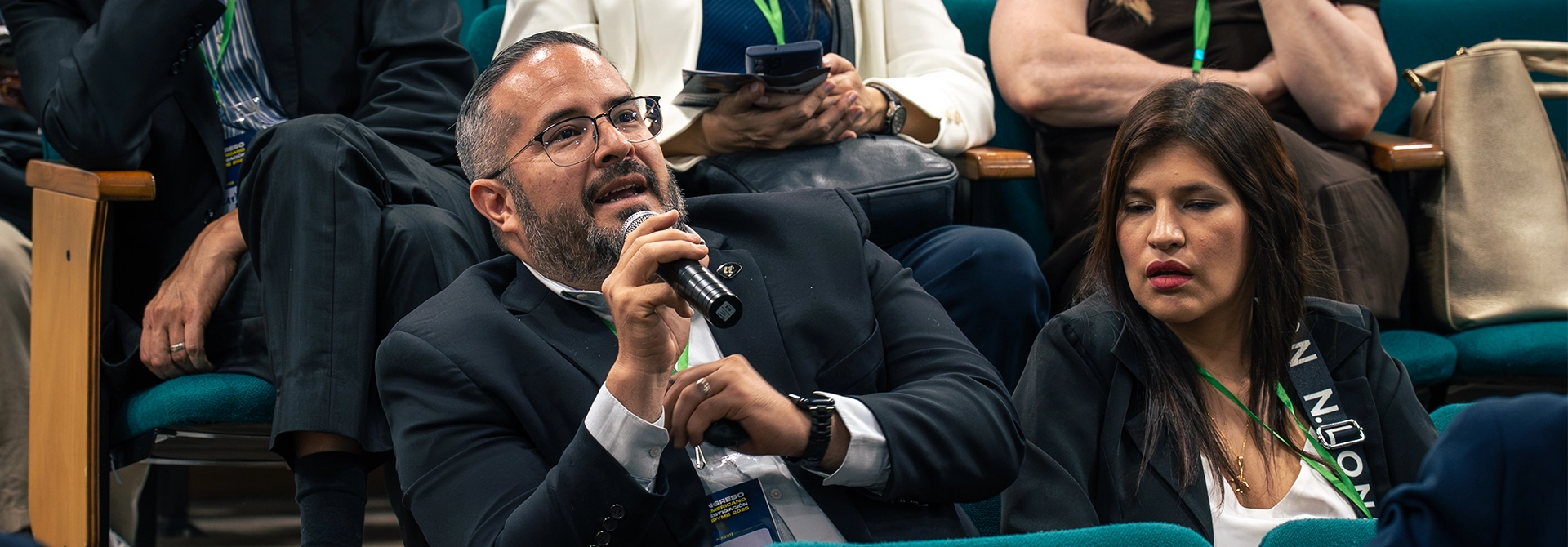 Asistente al congreso expone su pregunta.