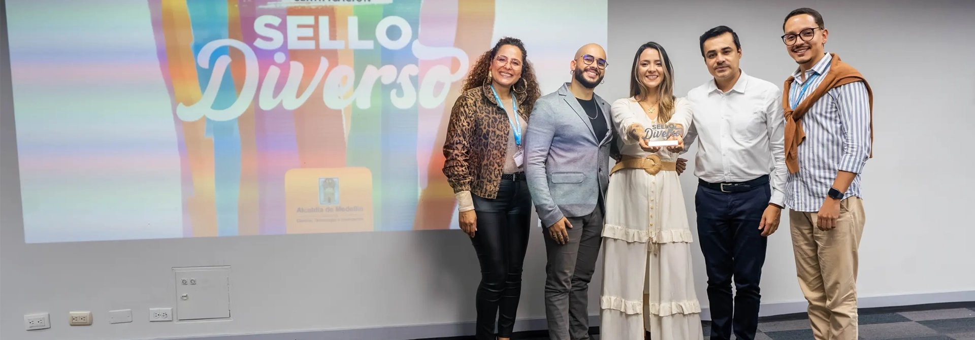 Laura Cárdenas Arciniegas, profesional líder del equipo de Educación Inclusiva e Intercultural – Pluridiversos, y Andrés Metrio recibieron el premio.