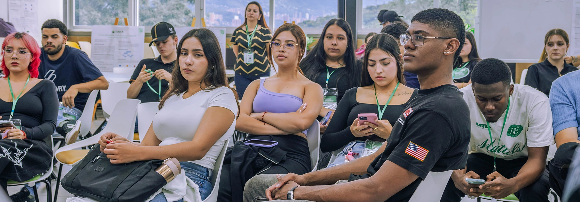Estudiantes observando otros proyectos de investigación.
