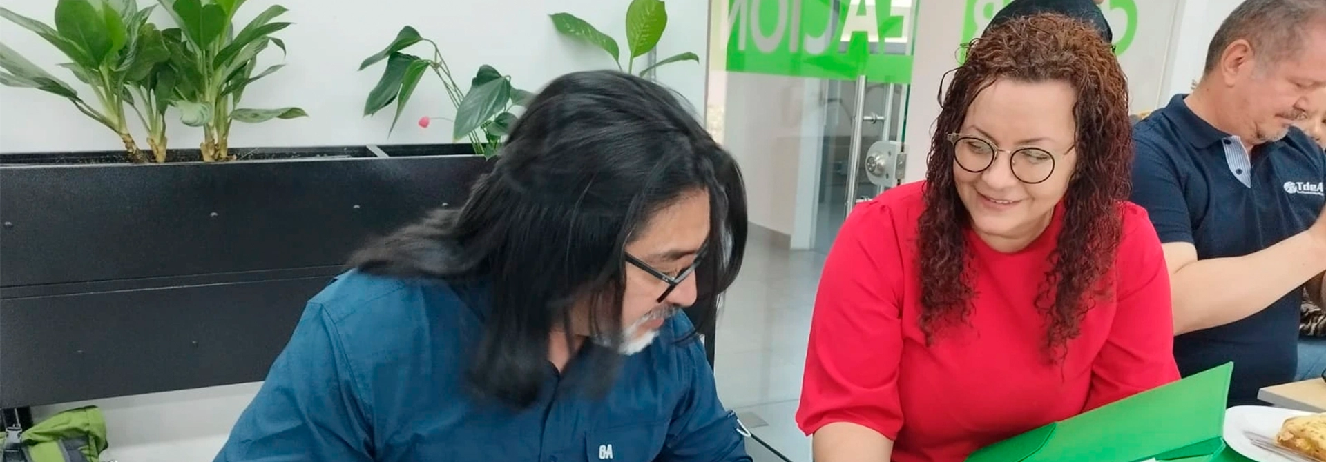 Empleados firman el informe final de Campus Vital.