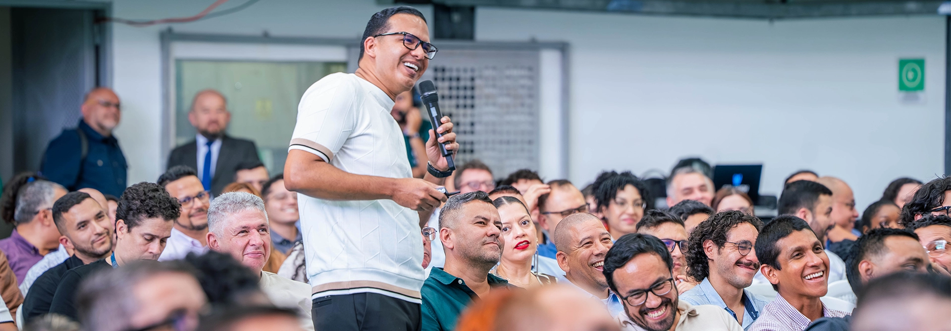 El rector Leonardo García Botero fue el primero en recibir a los docentes.