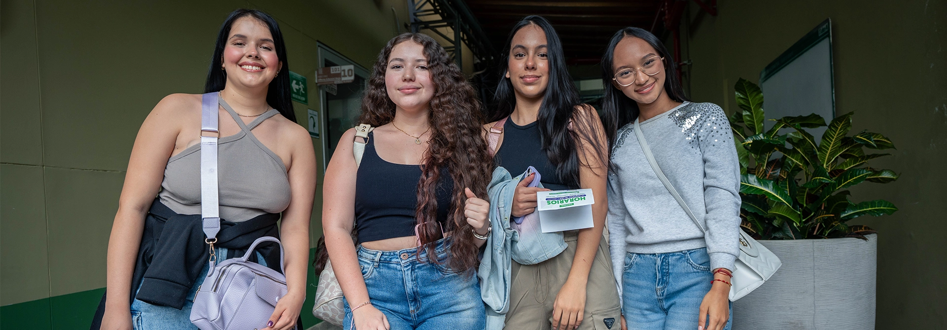 Estudiantes contentas por su inicio de semestre en el campus de Robledo.