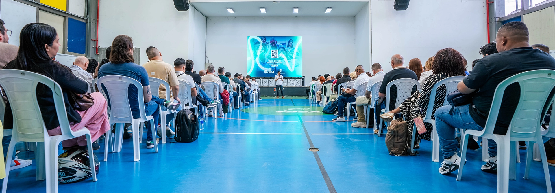 Docentes asistieron a su inducción del 2026-1 en el coliseo.