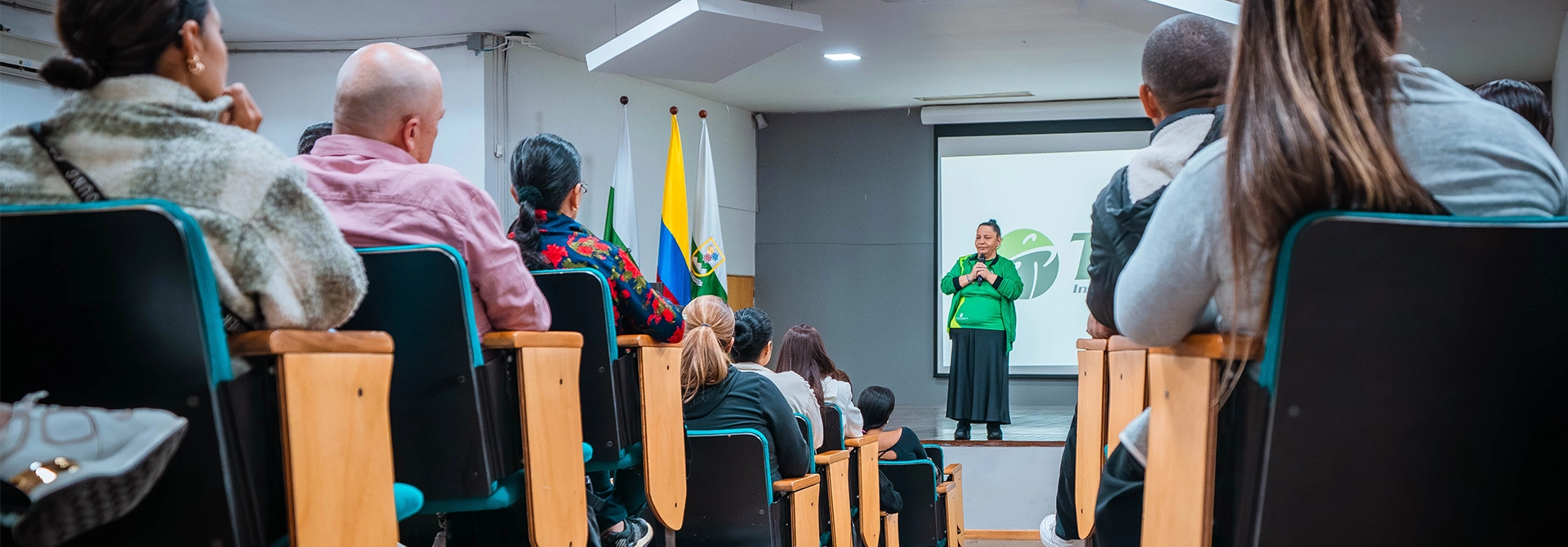 La directora de Bienestar Universitario, Eliana Vanegas Zapata, fue una de las que recibió a los padres de familia.