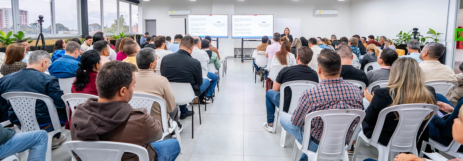 Docentes asisten a charlas sobre neuroeducación en el CETI.