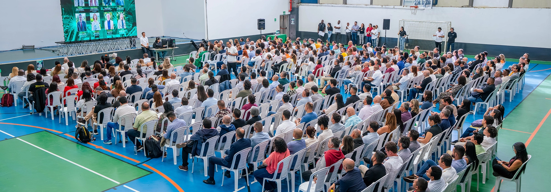 Docentes asistieron a su inducción del 2026-1 en el coliseo.