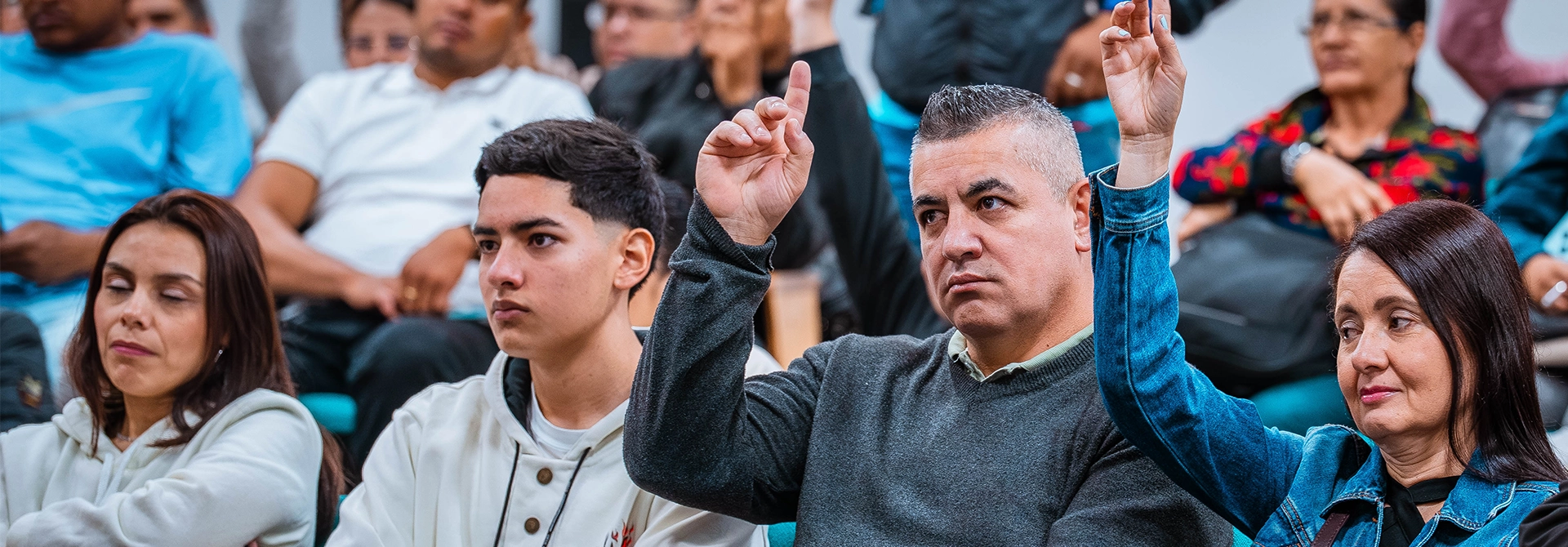 Padres de familia hacen preguntas en la inducción.
