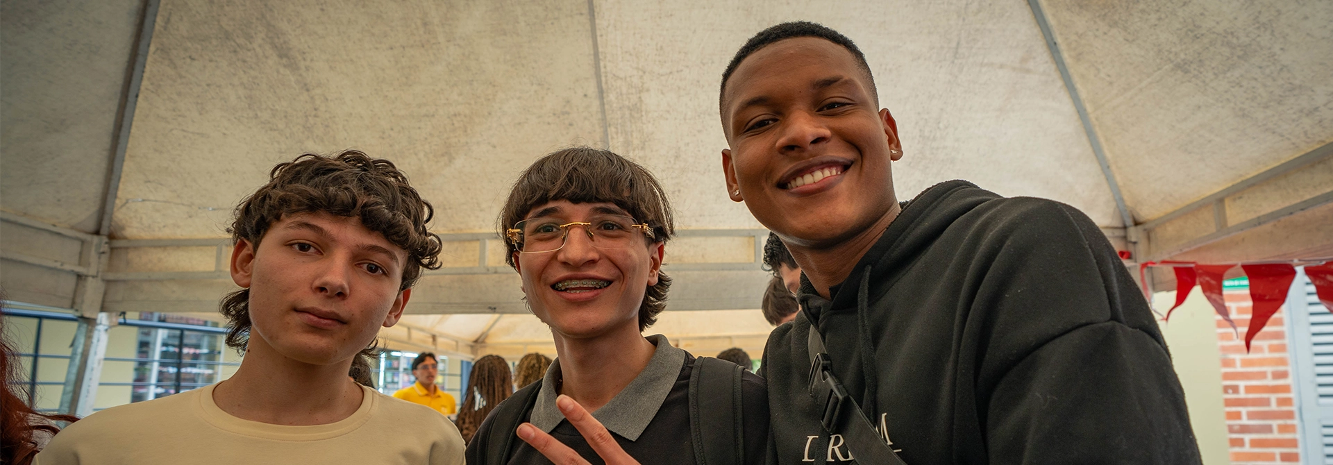 Estudiantes contentos por su primer día en el TdeA.