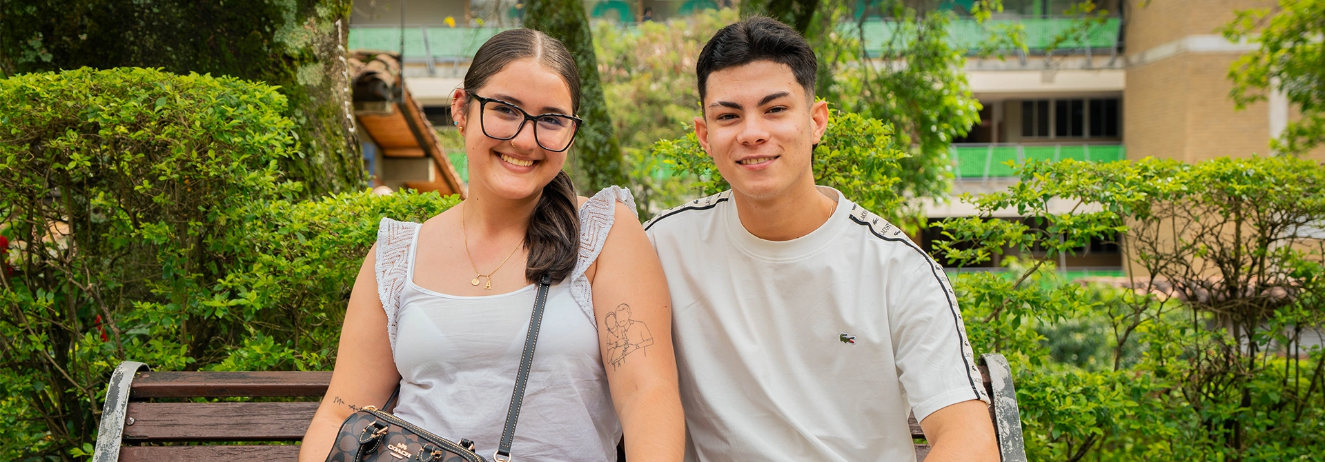 Estudiantes contentos por su inicio de semestre en el campus de Robledo.