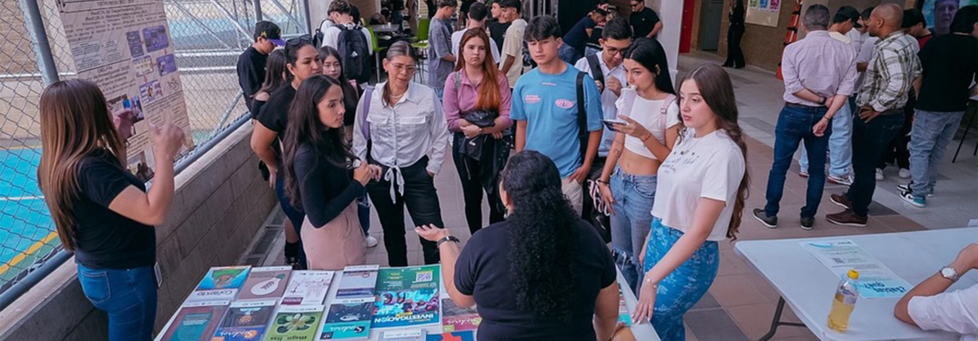 Estudiantes reciben información sobre el TdeA en su jornada de inducción.