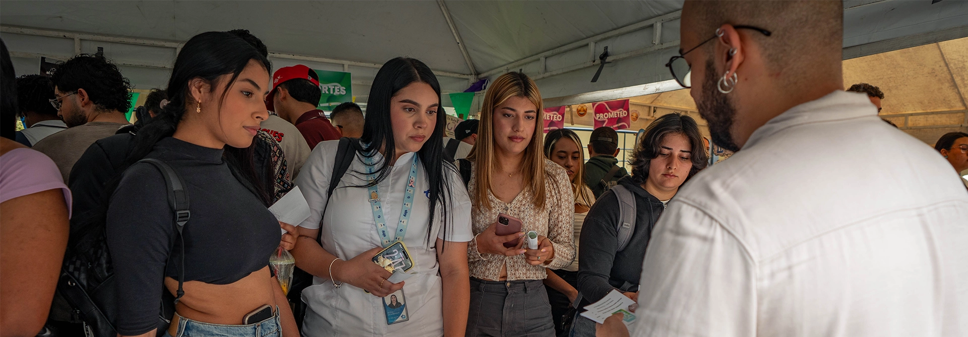 Estudiantes escuchan información sobre Pluridiversos.