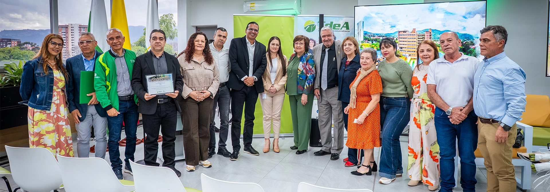 El rector del TdeA, Leonardo García Botero, y demás administrativos celebran los 43 años de la institución.