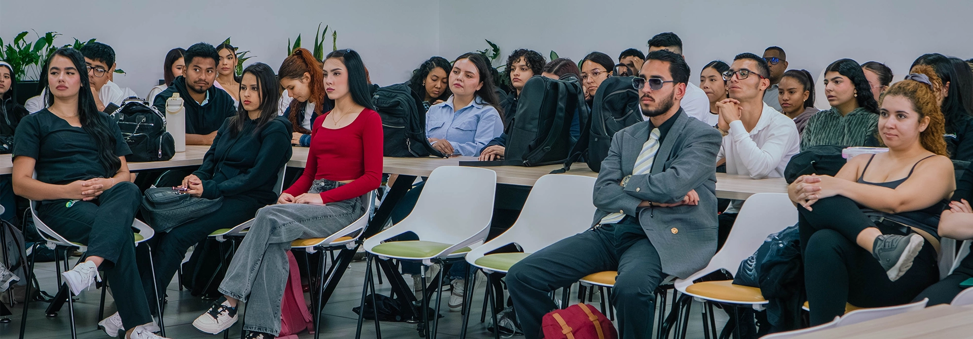 Estudiantes de Negocios Internacionales celebran con una charla en el CETI su día.