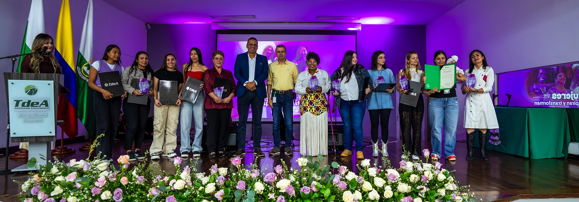 El rector, Leonardo García Botero, y el vicerrector, Fabio Alberto Vargas Agudelo, junto a las mujeres que fueron reconocidas en este evento TdeA.