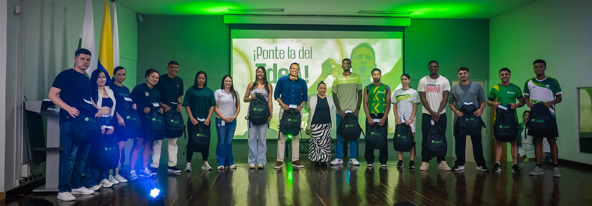 Los deportistas recibieron el nuevo uniforme por parte del rector Leonardo García Botero.