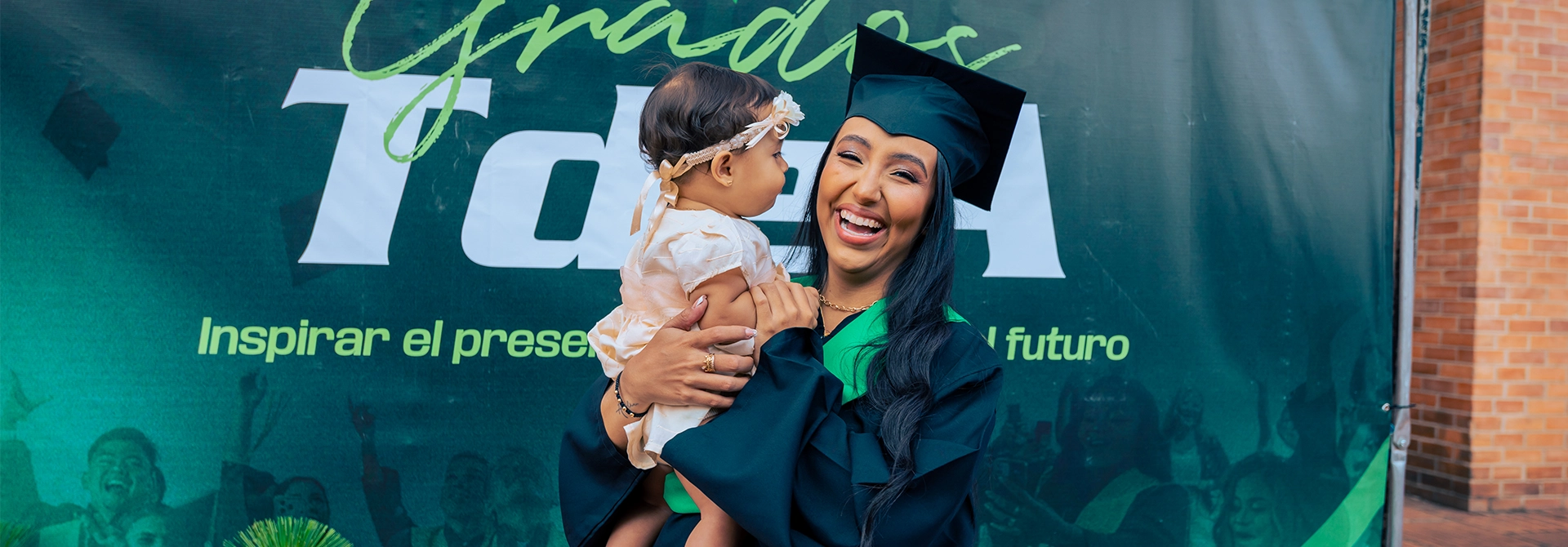 Estudiante comparte su grado con una bebé.