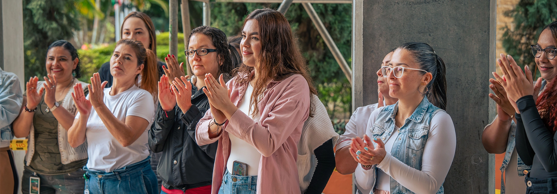 Administrativas del TdeA celebrando el Día de la Mujer.