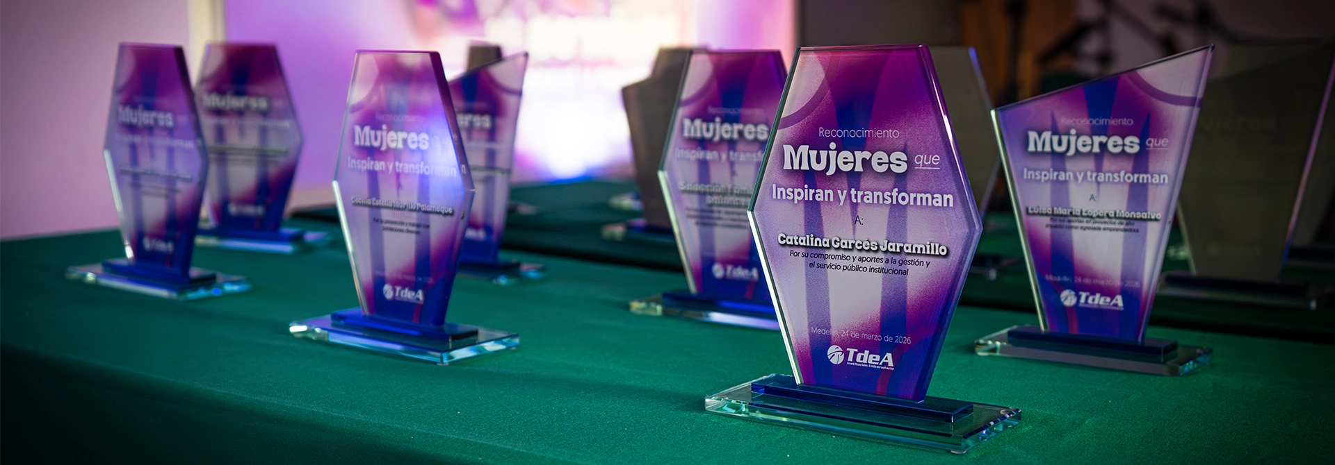 Trofeos que recibieron las mujeres homenajeadas.