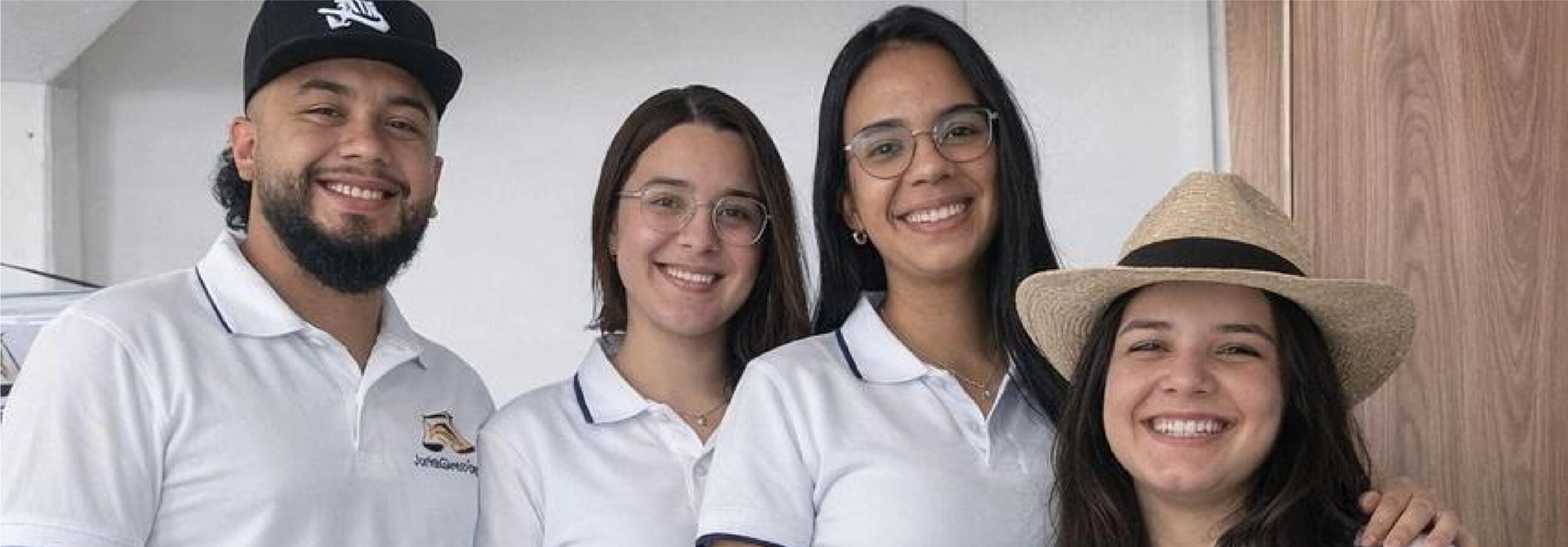 Luisa con sus compañeros de universidad.