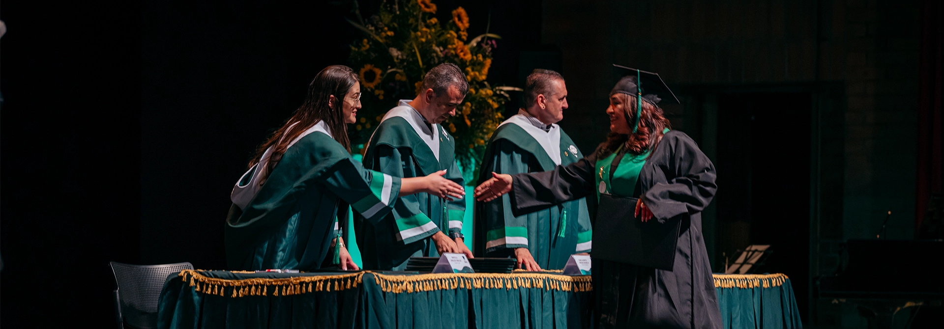 Estudiante recibe su diploma de grado.