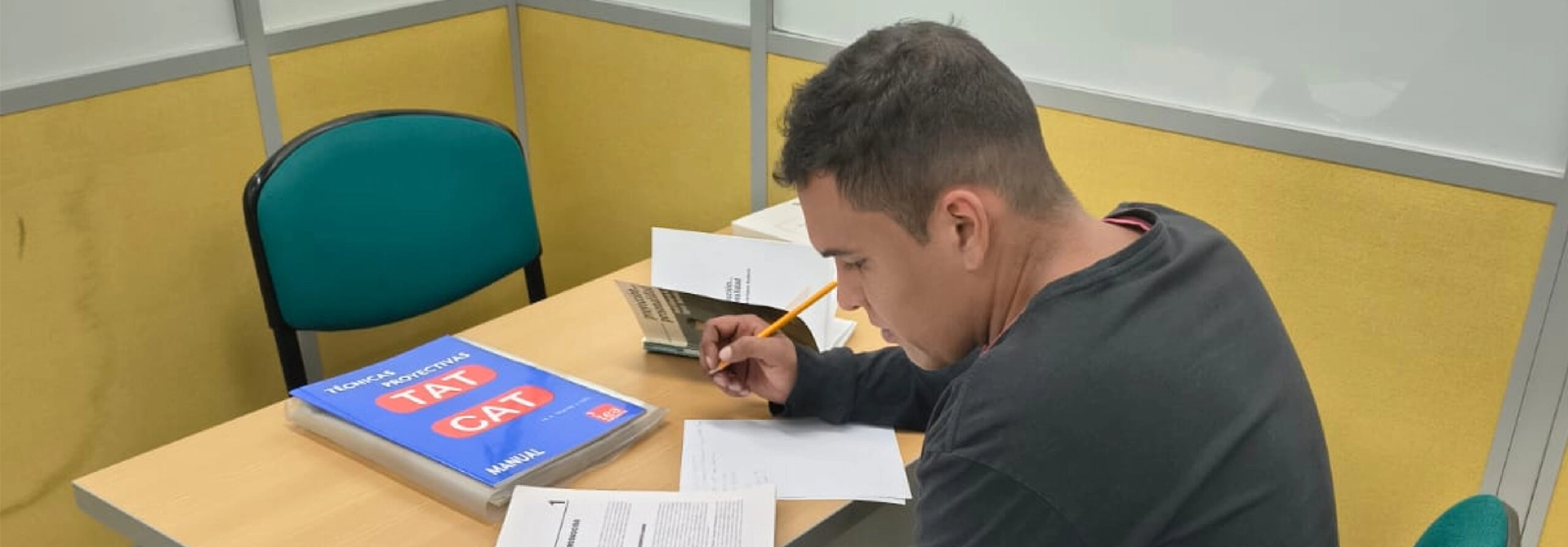 Estudiante de Psicología del TdeA aplicando una de las pruebas del Laboratorio.