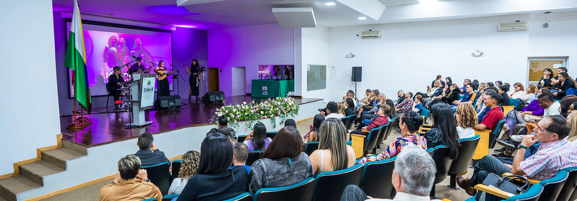 Docentes, estudiantes y empleados hicieron parte de esta entrega de reconocimientos.