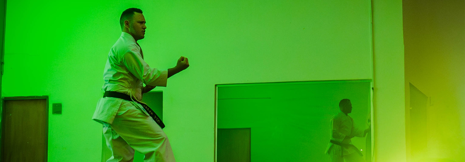 Estudiante hace muestra de taekwondo luciendo la nueva indumentaria.