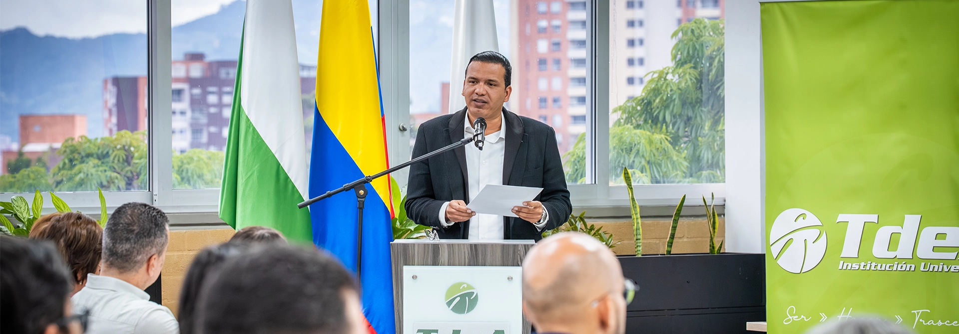 El rector del TdeA, Leonardo García Botero, dio la bienvenida a las panelistas del conversatorio “La educación de la mujer en la transformación social”.