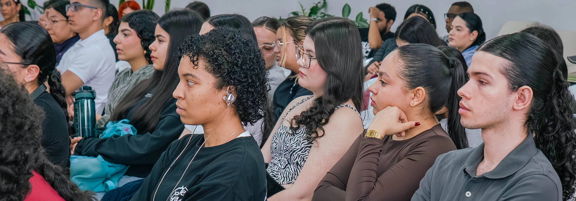 Estudiantes de Negocios Internacionales del TdeA escuchan conversatorio en el CETI.