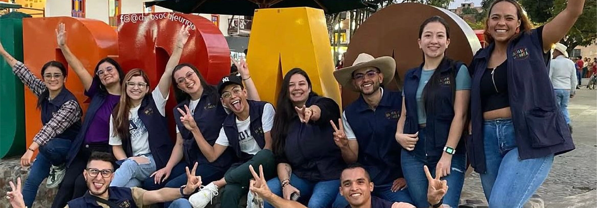 Luisa, junto a sus compañeros, en una salida de campo en Urrao.