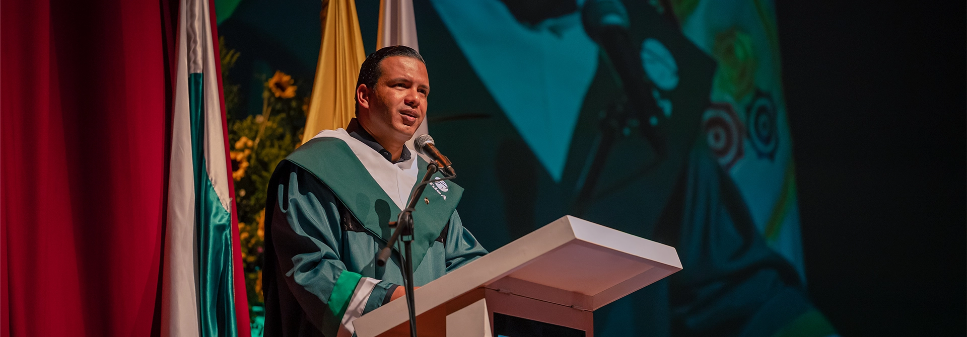 El rector, Leonardo García Botero, dio su discurso en los grados 2026-1.