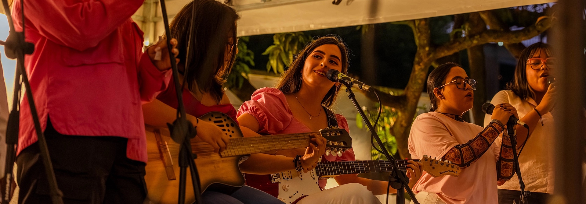 La música estuvo presente por algunas estudiantes del TdeA.